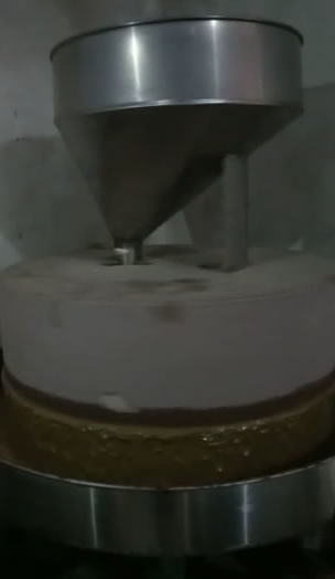 油磨磨芝麻酱视频